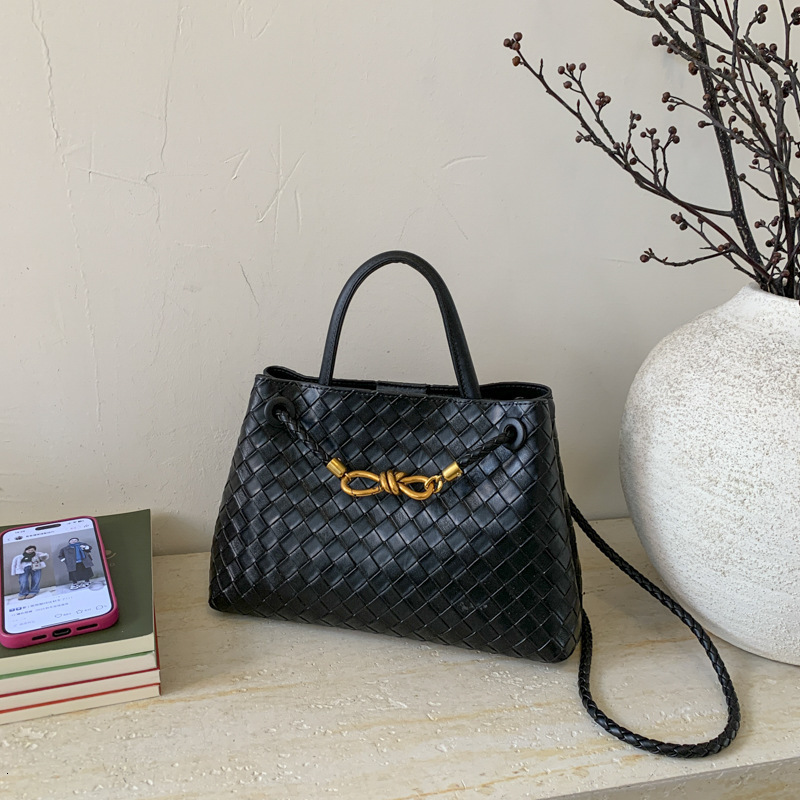 Stylish Crossbody Bag With Adjustable Shoulder Strap Women Messenger Style Leather Fashionable For Classic Ladies R251110