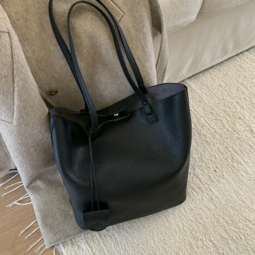 Versatile Autumn Retro Leather Shoulder Bag with Ample Storage Space