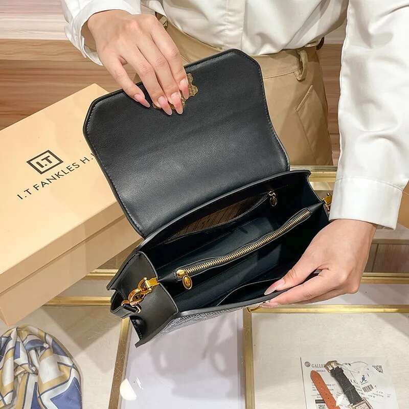 Light Brand Women's Handbag For Spring And Summer 2025, New Design By Women's Designer, High-quality High-end Elegant Single Shoulder Contra