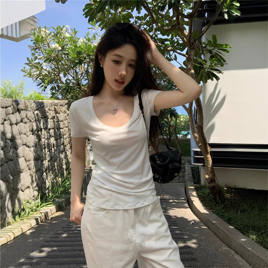 2025S Designer Women s S T shirt U neck Versatile Short Sleeved New Indoor Summer Slim Fit Slimming Front Shoulder Short Sleeved Outdoor Casual Top