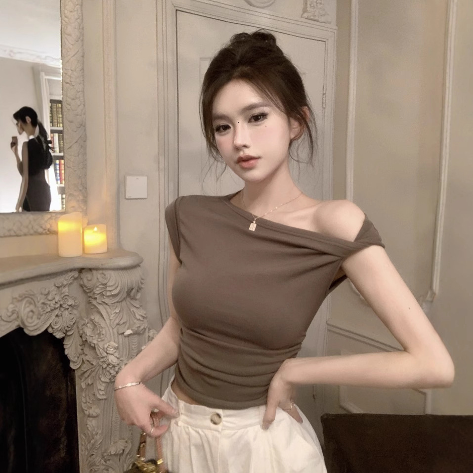 2025S Designer Women S T Shirt Spicy Girl Slanted Shoulder Sleeved T Shirt For Women In Summer Pure Desire Sexy Irregular Design Wrinkled Short Top