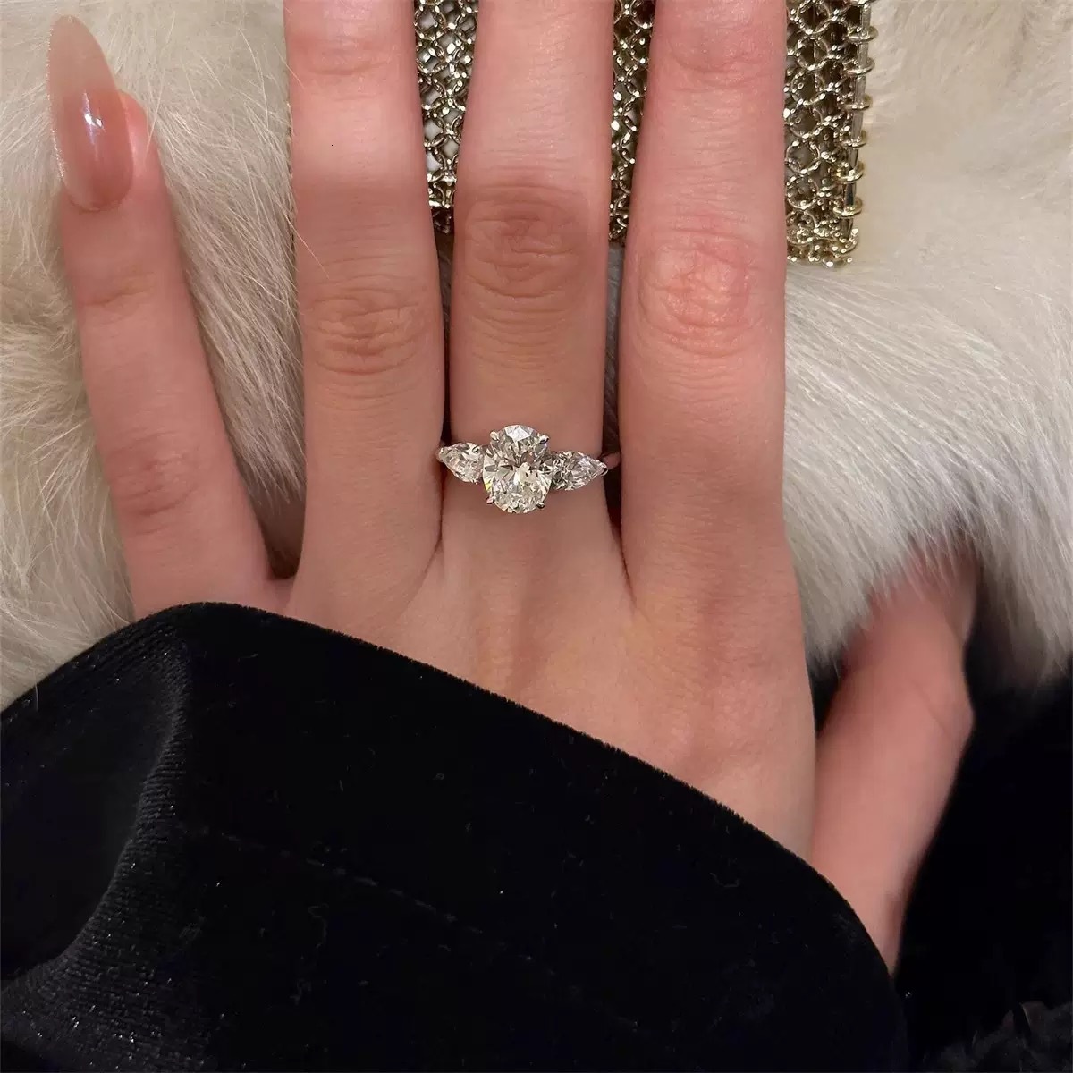 Luxurious High-End Three-Stone Pigeon Egg Ring for fashion ring Women, Niche Light Luxury Oval Zircon Open Wedding Diamond Designer Ring Ring Jewelry