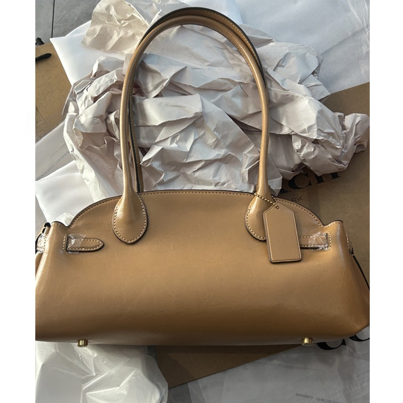 Underarm bag light luxury handbag designer bag winter new style solid color fashionable retro leather texture shell bag