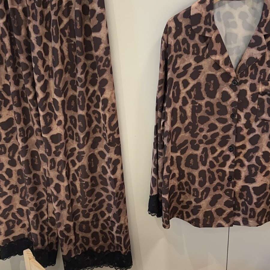 2025 Four-Piece Leopard Lace Sexy Camisole Nightdress with Chest Pads Spring Summer Thin Ice Silk Sets Wearable Outside Designer Pajamas Luxcury Autum