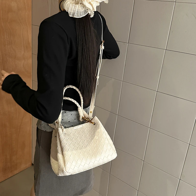 Classic Elegant Women Messenger Bag In Premium Leather By Shoulder For Ladies Fashionable 251110