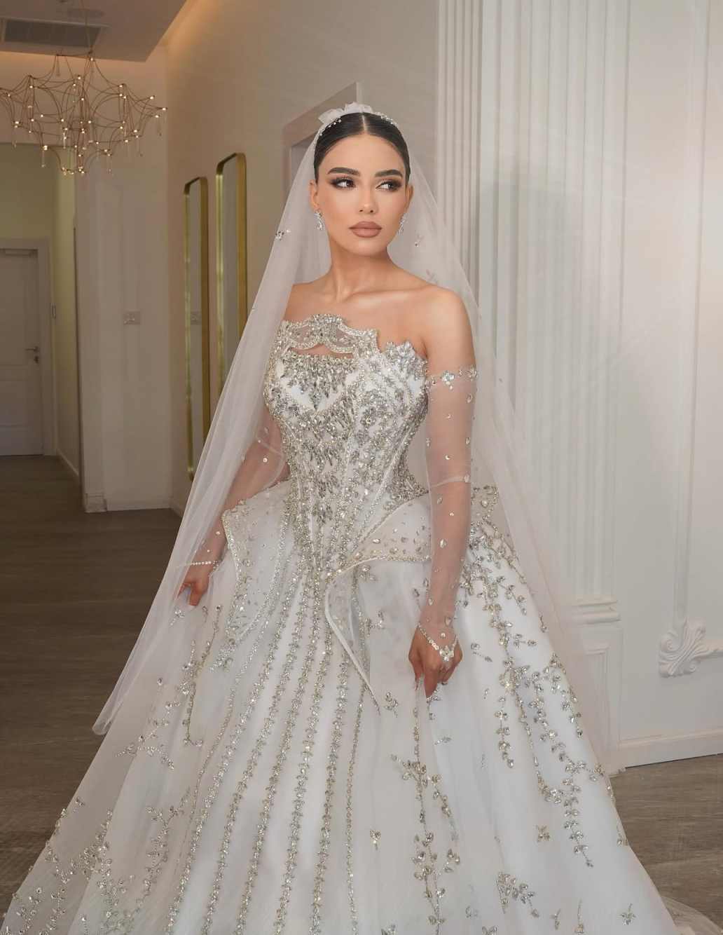 Exquisite Wedding Dresses Sleeveless Crystal Sequins Ball Gown Bride Gown Lace Up Customized Vestidos De Novia