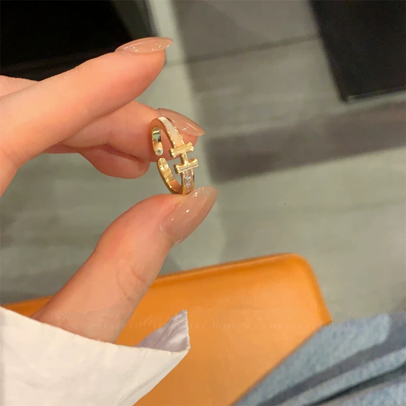 Exquisite Pig Nose Letter H Shell Designer Ring Zircon Ring For Women Niche High-end Light Luxury Stackable Fashion Ring Ring, Versatile Ring