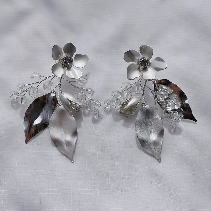 Wedding hair clip comb silver flower leaf bridal headpiece handmade crystal womens hair accessory 250409