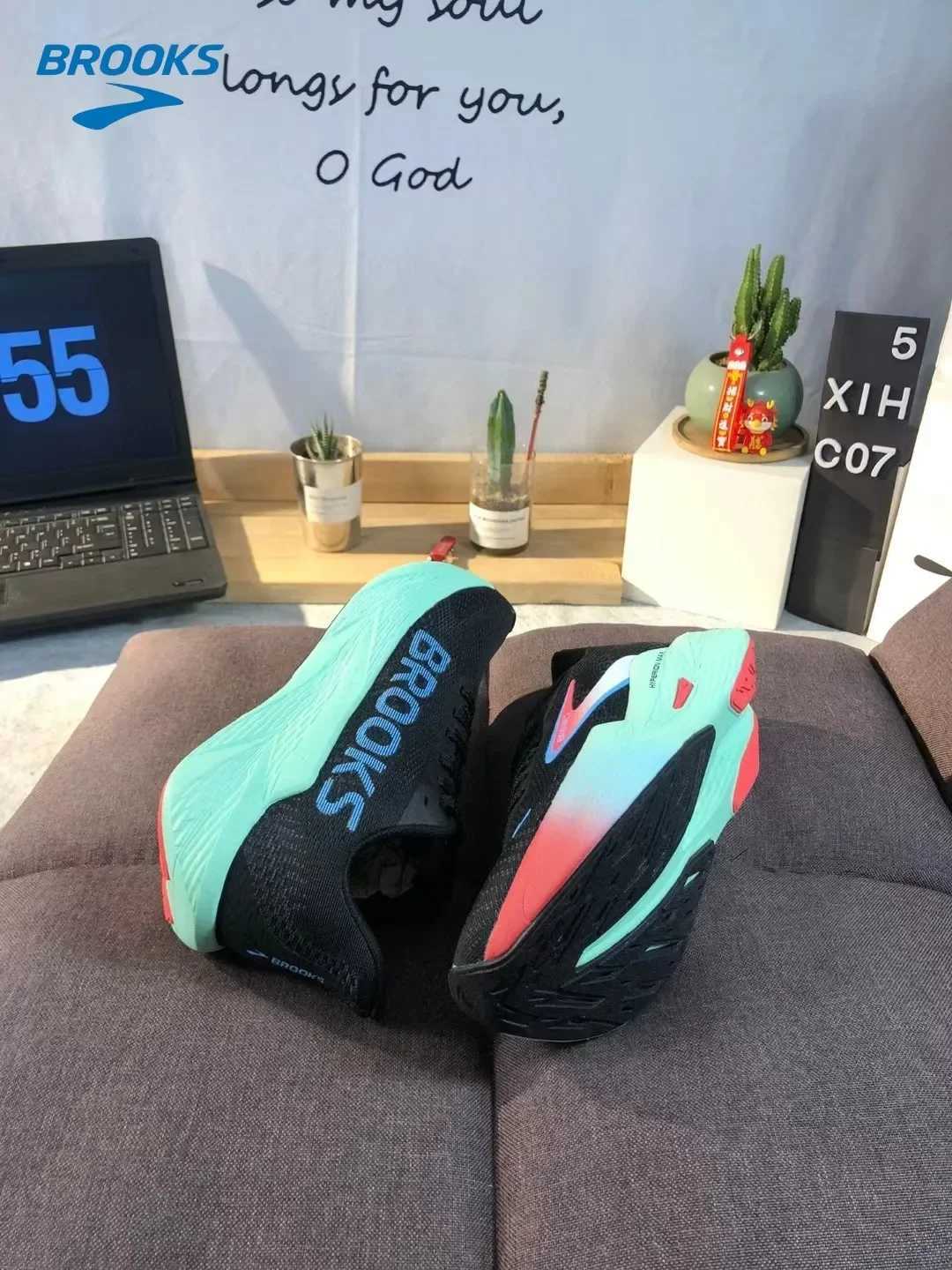 Brooks Womens Hyperion 2 Neutral Running Shoe Offers Exceptional Durability And Cushioning For Long-Distance RunnersC250410