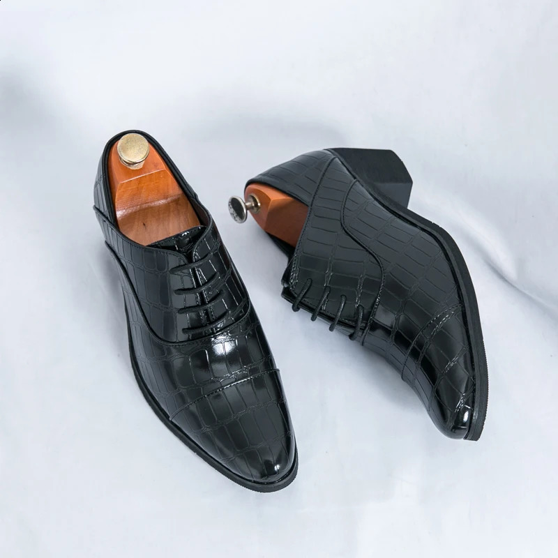 Selling Mens Banquet Dress Shoes Europe America Pointed High-heeled Business Shoes High-end Mens Shiny Leather Shoes 251106