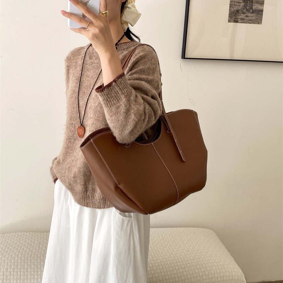 New large capacity women's commuting leisure fashion luxury handbag retro style designer bag Korean style minimalist style women's shoulder 