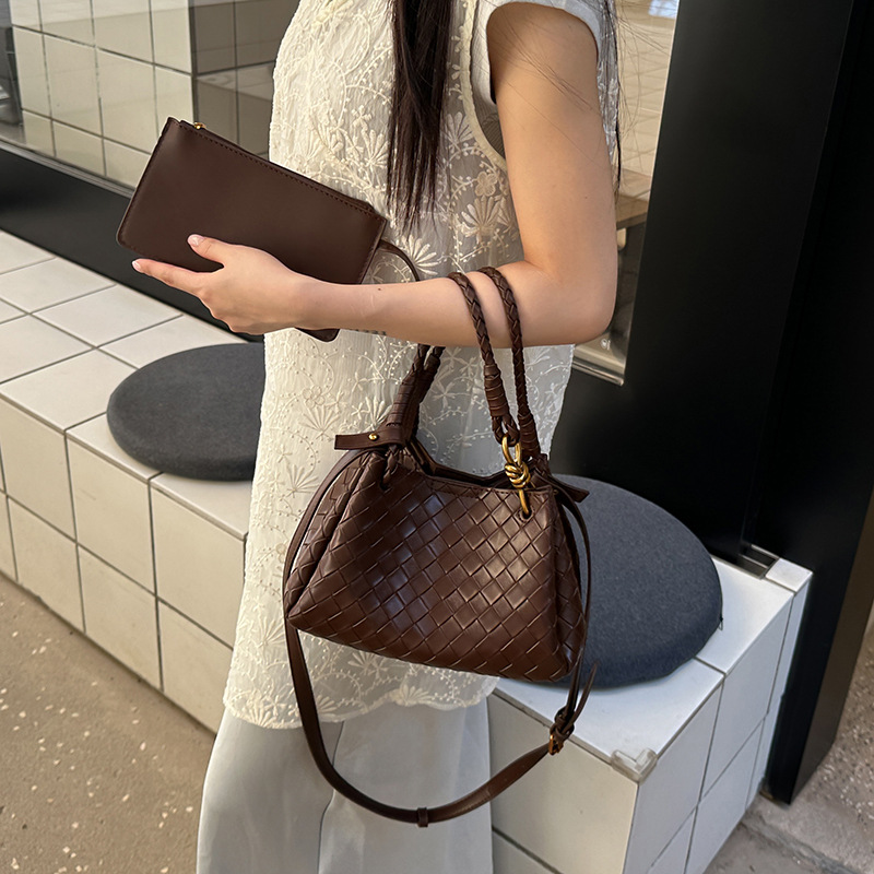 new soft leather woven bag, water bucket bag, high-end crossbody bag