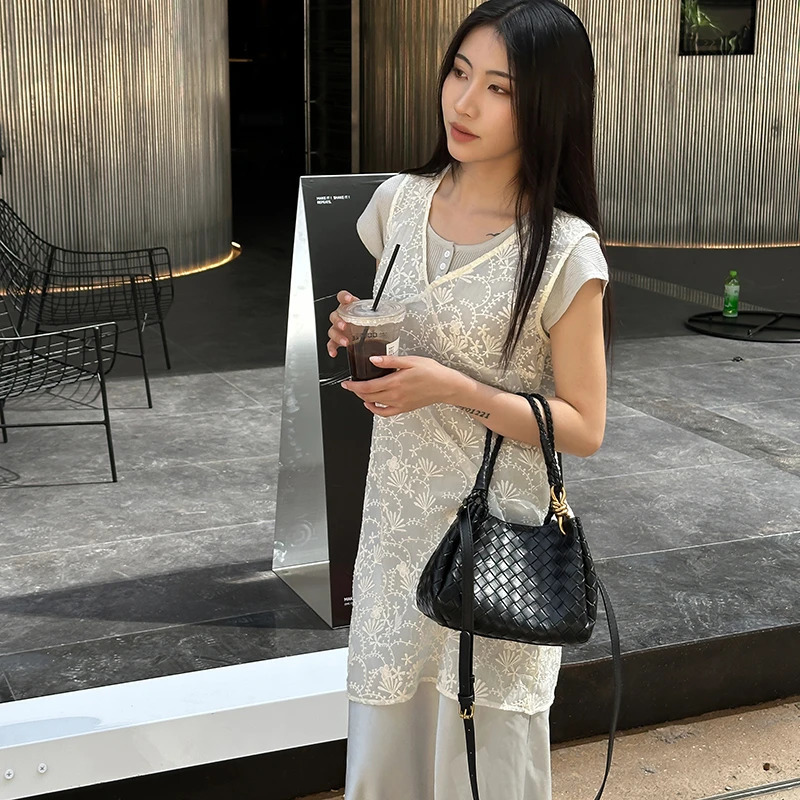 Classic Elegant Women Messenger Bag In Premium Leather By Shoulder For Ladies Fashionable 251110