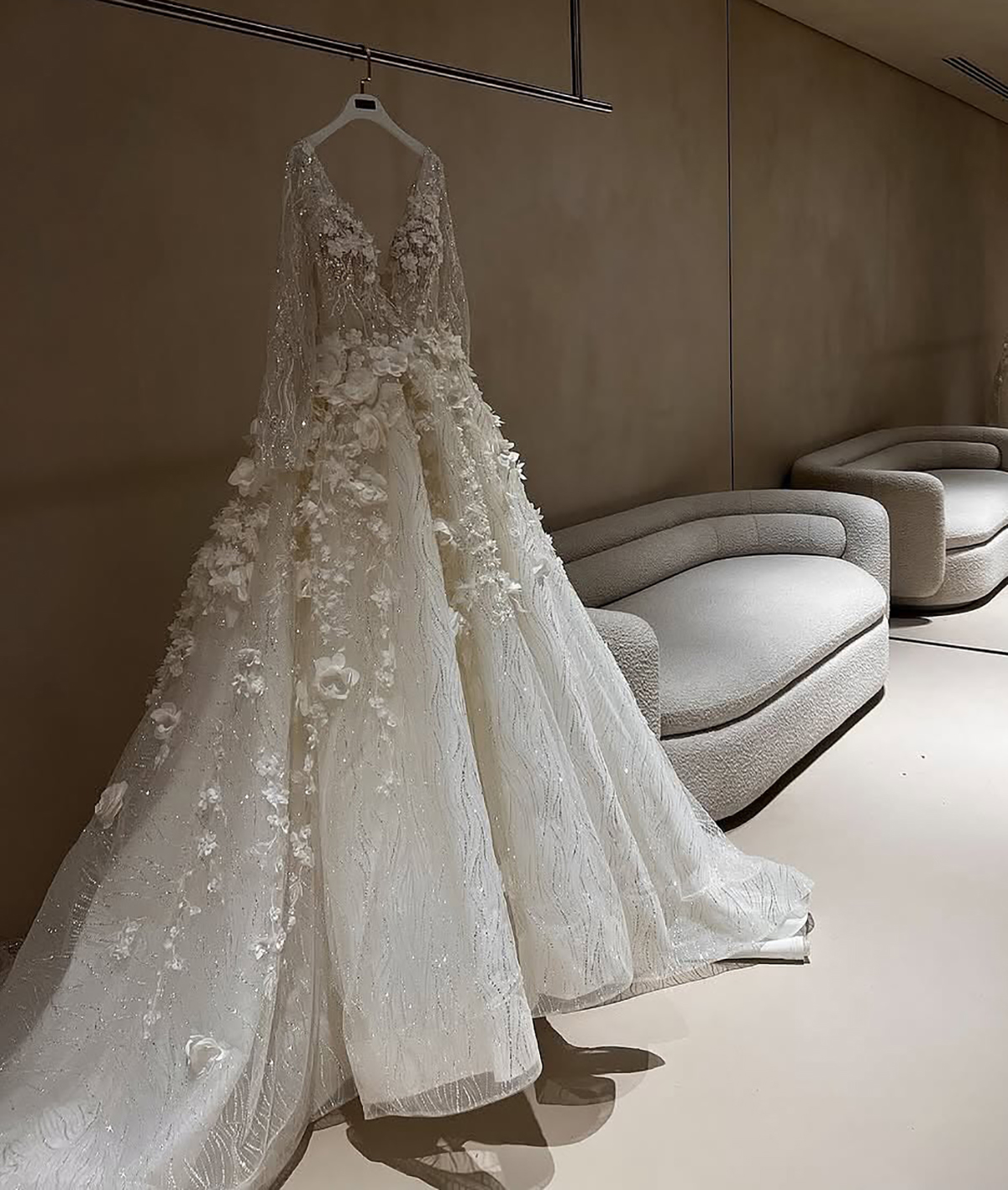 Luxury 3D Flower Lace Wedding Dresses A Line Sequined Long Sleeves Bridal Gowns Princess Style Cathedral Train Custom Made Garden Castle Dresses