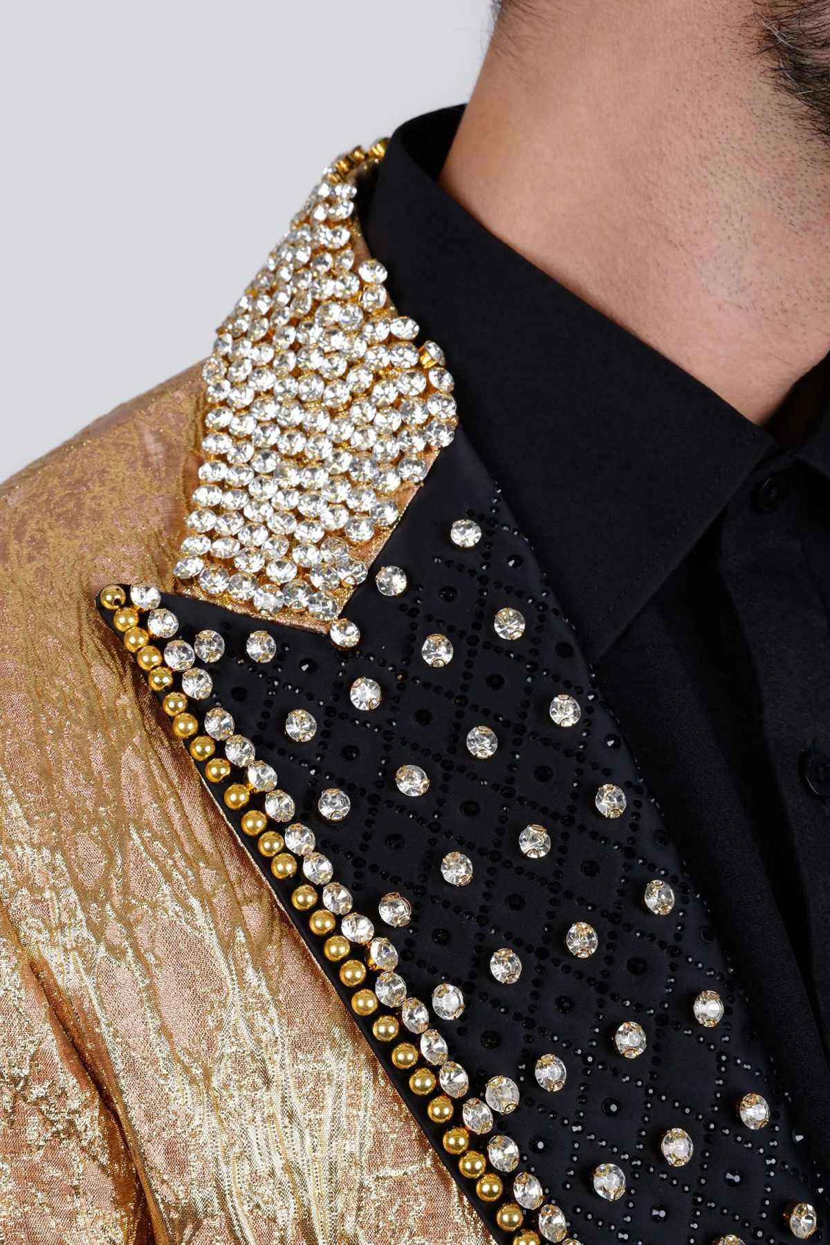 Luxurious Men Suits 2 Pieces Jacquard Peaked Lapel One Button Jacket Sets Crystals Beaded Groom Wedding Tuxedos Customized