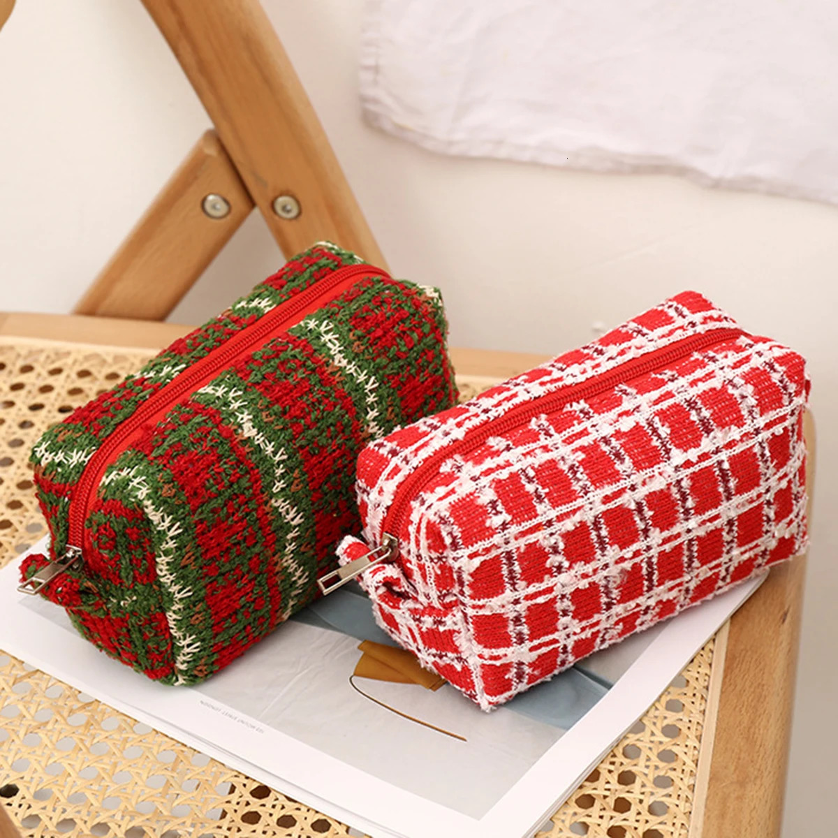 1PC Retro Christmas-themed Makeup Bag Available in Various Color Combinations Portable Daily Small Item Cosmetic Organizer 251110