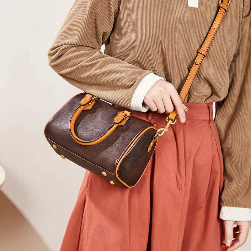 Retro Crossbody Genuine Leather Boston Womens BagLarge-capacity Handbag Commuting Style K251110