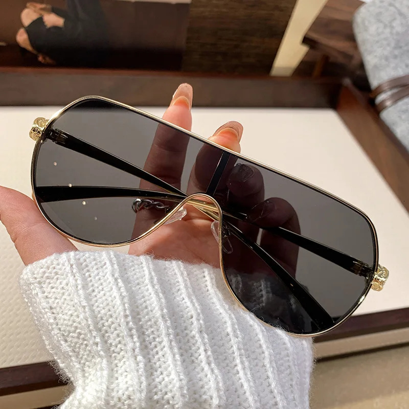 Fashion Oversized One Piece Shield Sunglasses Women Summer Vintage Windproof Sun Glasses Female Eyewear Oculos 251107