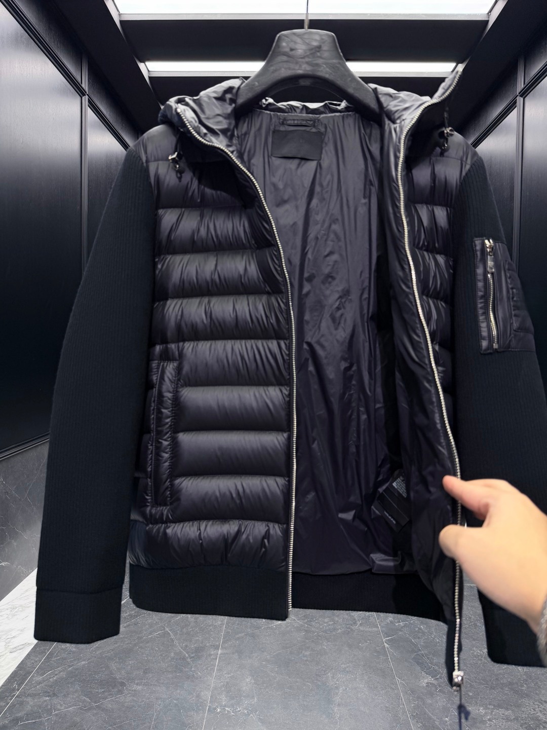 The latest knitted down jacket is windproof, warm, and offers excellent value for money. It is filled entirely with goose down.