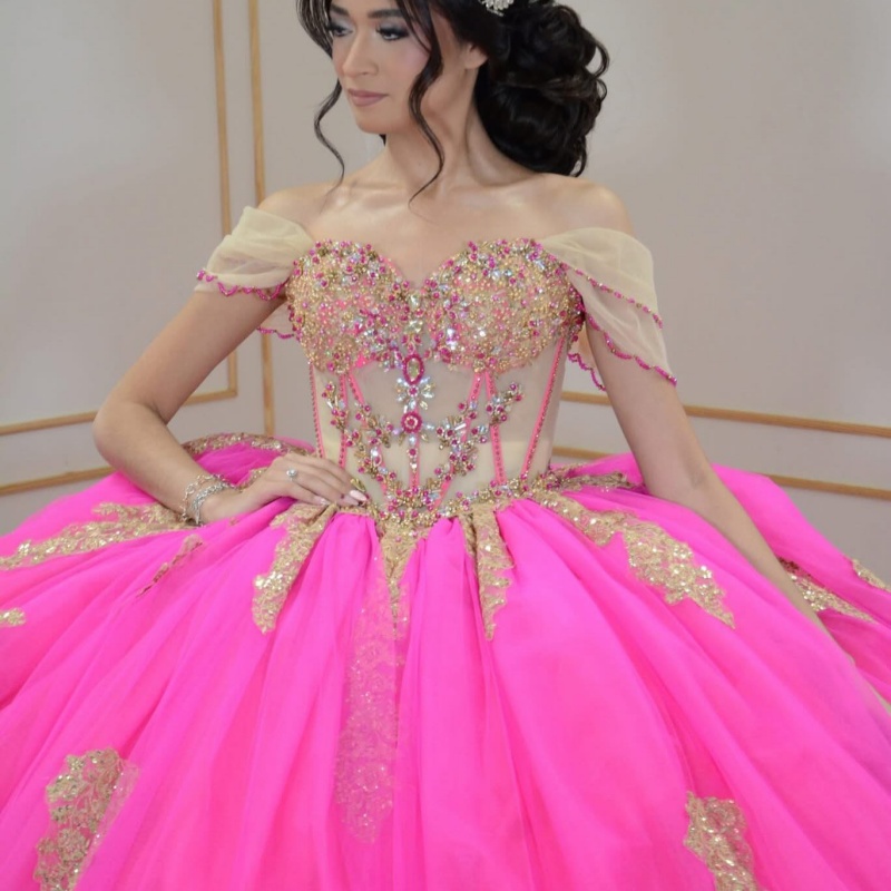 Rose Red Shiny Quinceanera Dresses Off Shoulder Ball Gown Sweet 16 Dress Gold Applique Lace Beads Tull Birthday Party Vestidos 15 De Anos