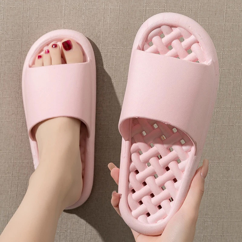 Leaky Slippers Bathroom Simple Men and Women Home Indoor Massage Sandals and Slippers 250408