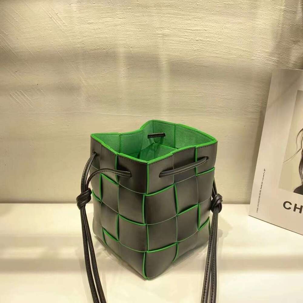 2023 New Handheld Casual Shoulder Solid Color Handbag Women's Drawstring Woven Vegetable Basket Bucket Bag