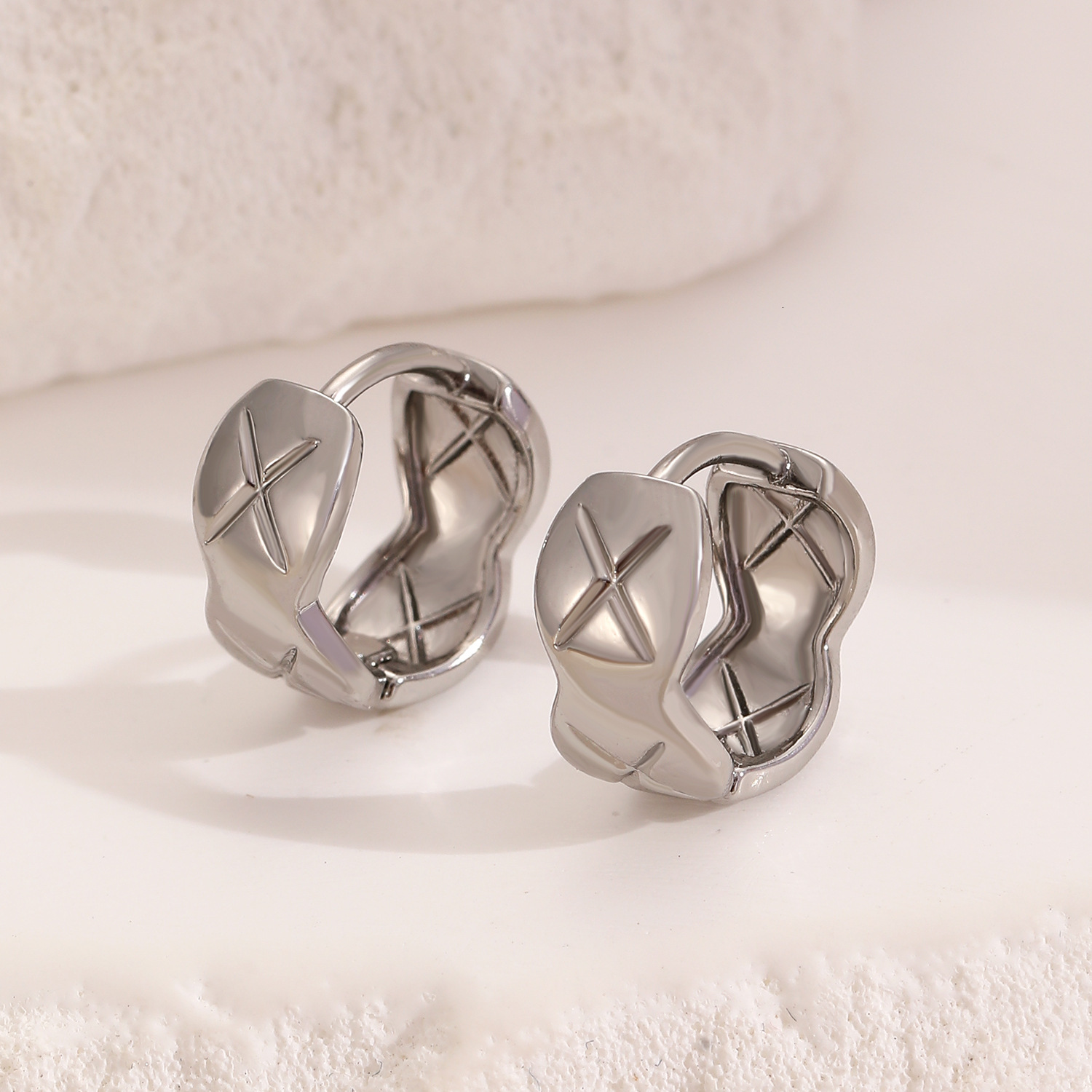 Fashion Minimalist Commuting High-End Simple Versatile Ear Cuffs Niche Design Crossed Dia Hoop Earrings for Women