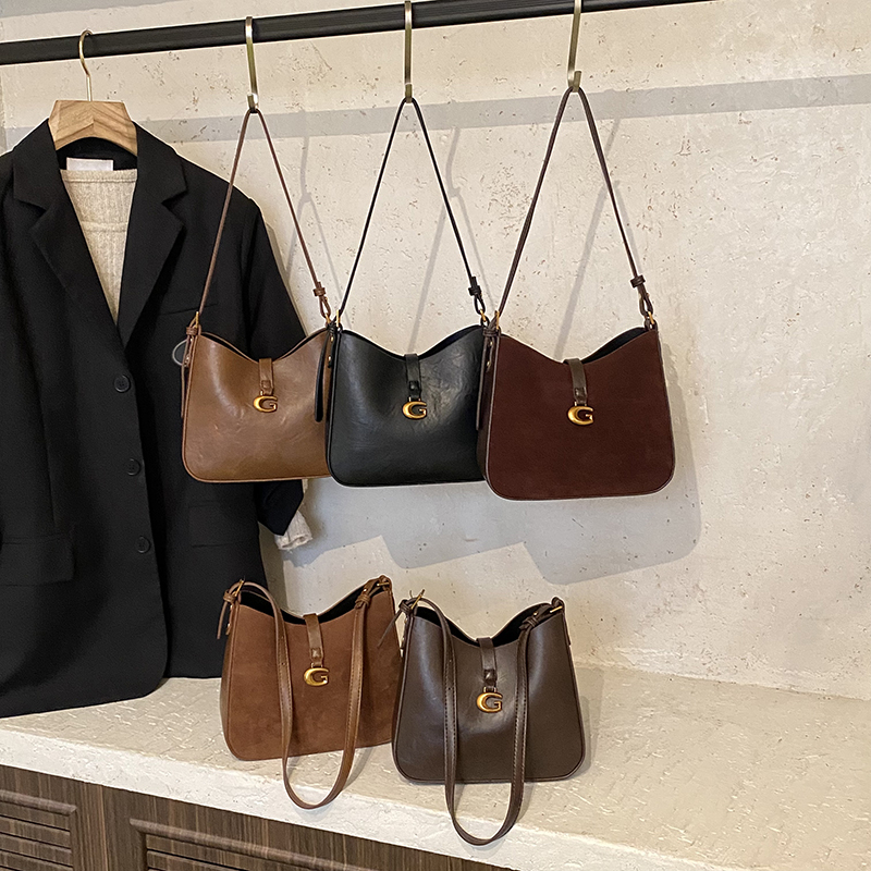 Spring new women's retro high-end wide shoulder bag, casual versatile crossbody bag, high-end commuting leisure bag, shopping bag, versatile wome