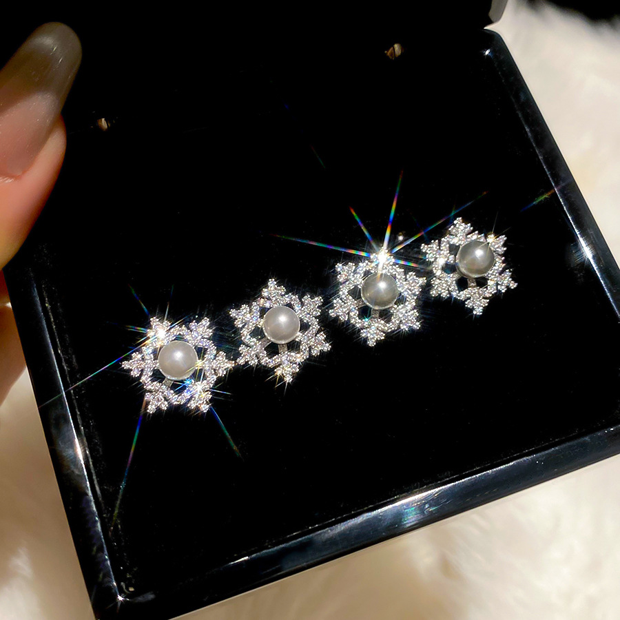 Silver Needle Zircon Hollow Snowflake Pearl Exquisite Elegant Light Luxury Temperament Niche High-end Sense Earrings for Women