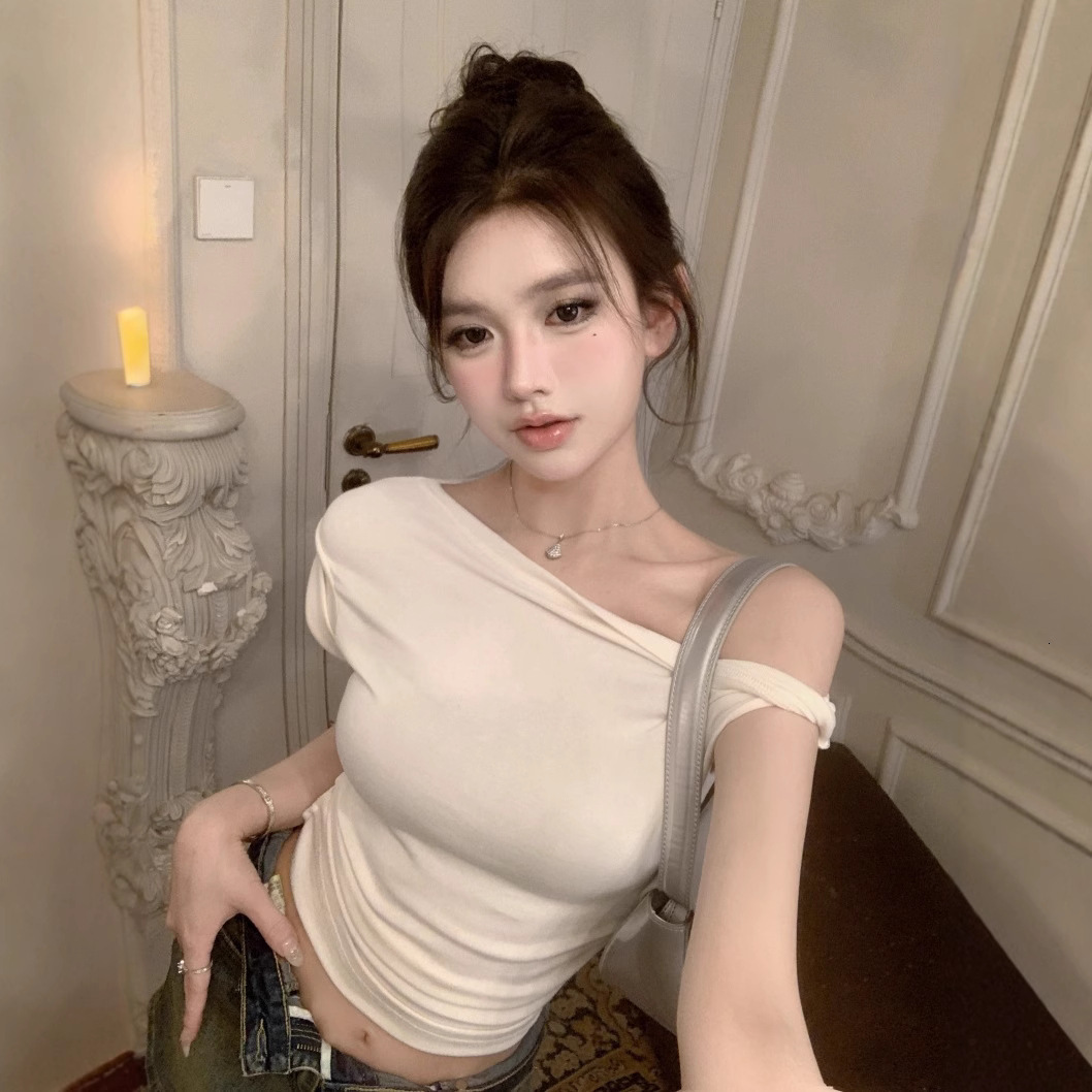 2025S Designer Women S T Shirt Spicy Girl Slanted Shoulder Sleeved T Shirt For Women In Summer Pure Desire Sexy Irregular Design Wrinkled Short Top