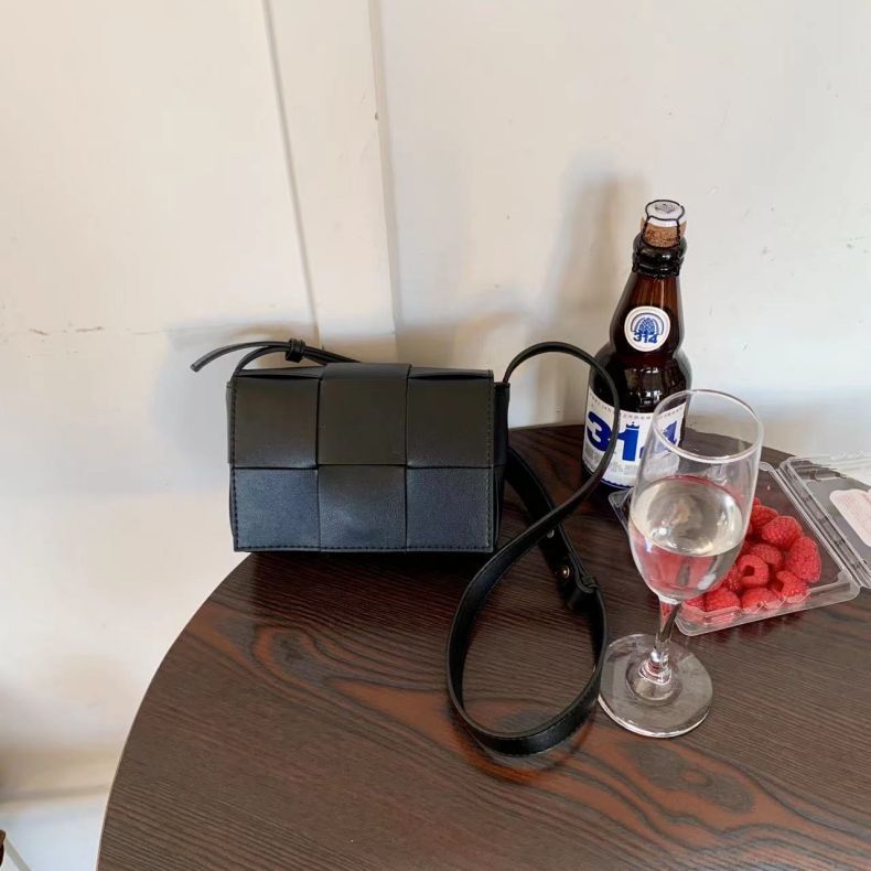 new Korean niche design high-quality texture one-shoulder bag high-end summer woven versatile crossbody women's bag Women's bag wholesale