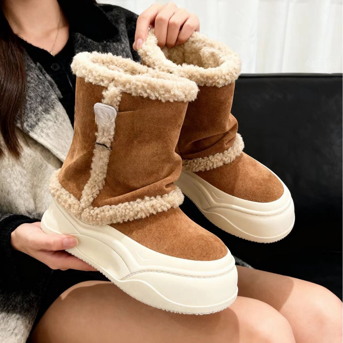 Designer's new autumn and winter collection of women's plush snow boots, warm midsole boots, fashionable women's boots