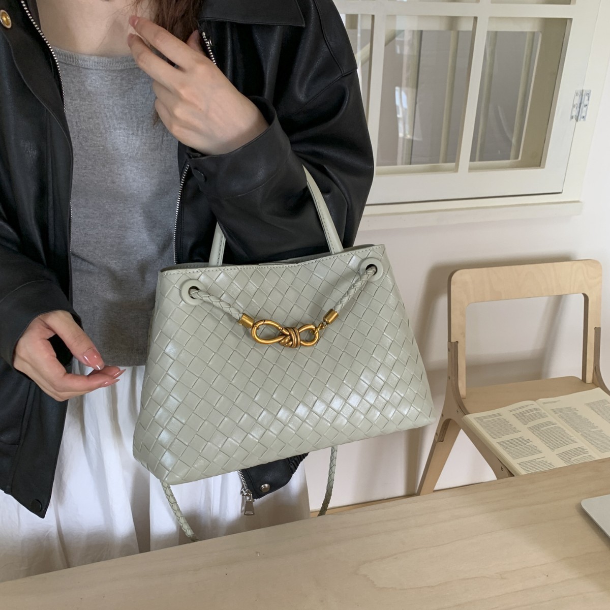 Stylish Crossbody Bag With Adjustable Shoulder Strap Women Messenger Style Leather Fashionable For Classic Ladies R251110