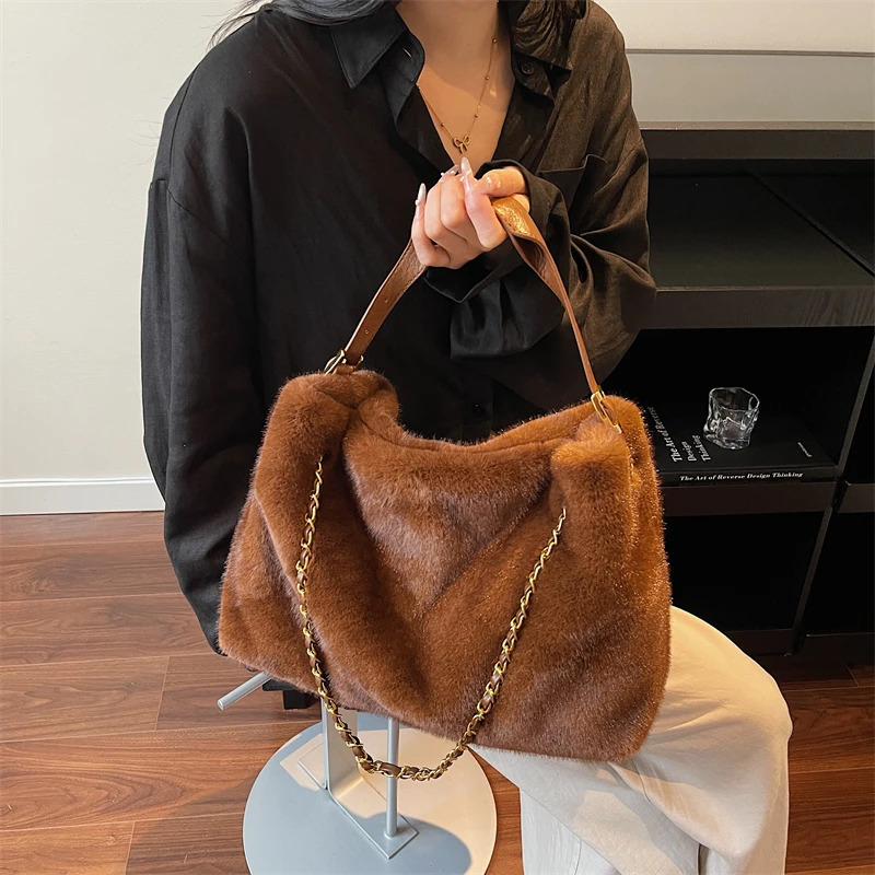 Retro Plush Bag for Women Large Capacity Tote Shoulder Handbag Autumn Winter Fashion Versatile for Daily Commuting 251110