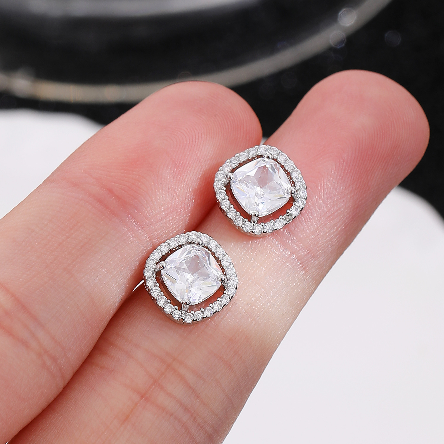Earrings with a Sense of Sophistication, Simple Geometric Square Studs, Fashionable Earrings, Light Dia-Encrusted Sugar Cube Studs for Women