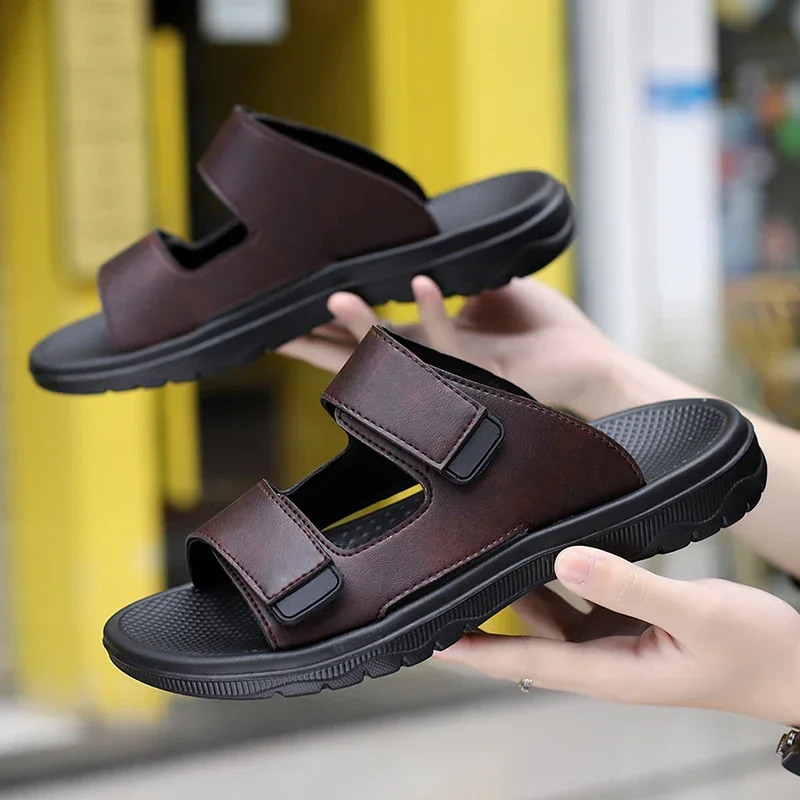 Outdoor mens slippers leather lightweight flip cover summer casual beach sandals mens smooth and comfortable classic lazy slider 250408