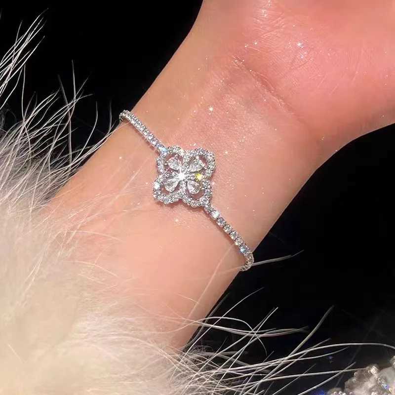 Foydjew 2023 New Trend Four-leaf Clover Design White/Blue Zircon Austria Crystal Bracelets Chain For Women Daily AccessoriesT251110