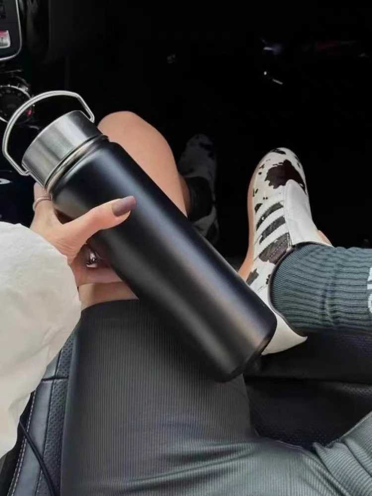 Fashionable cup 710ml Stainless Steel Insated Water Bottle Portable Sport Vacuum Flask Fitness Sport Drink Water Cup Outdoor Drinking Utensils Y251110