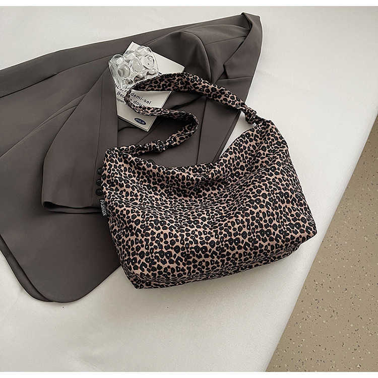 New Fashion Single Shoulder Bag Casual Versatile Large Capacity Tote Bag Women's Bag Trendy Personality Leopard Print Commuter Bag