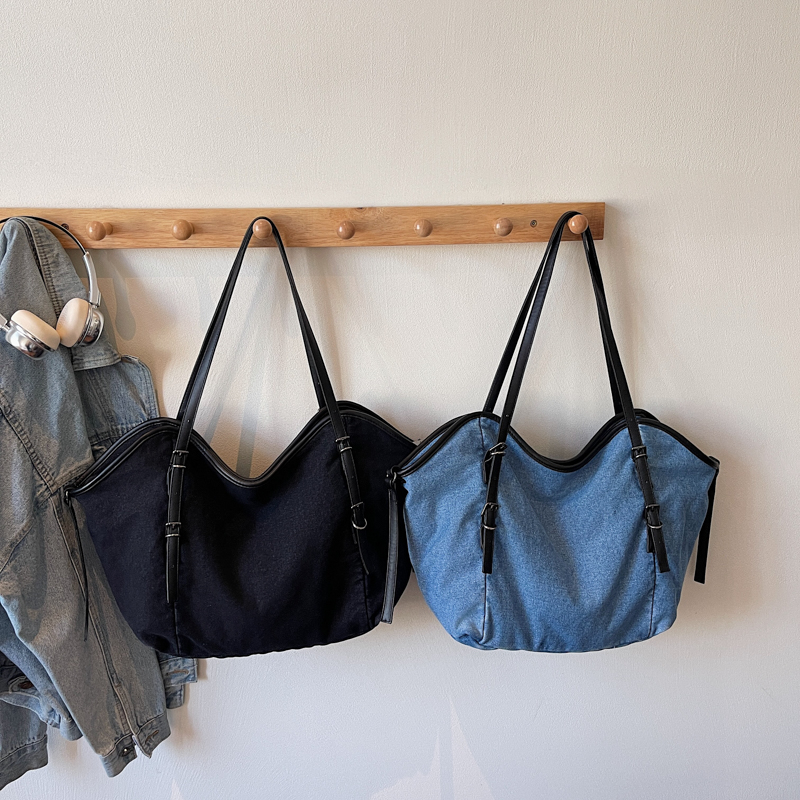 Winter new women's retro high-end wide shoulder bag, casual versatile crossbody bag, high-end commuting leisure bag, shopping bag, versatile wome