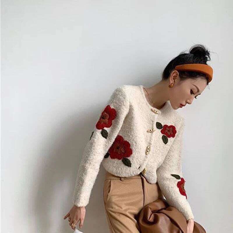 Floral Embroidery Crop Cardigan Women Vintage Lazy Wind Slim Horn Buttons Sweater French Retro Long Sleeve O Neck Casual Outwear Designer Sweater Wome