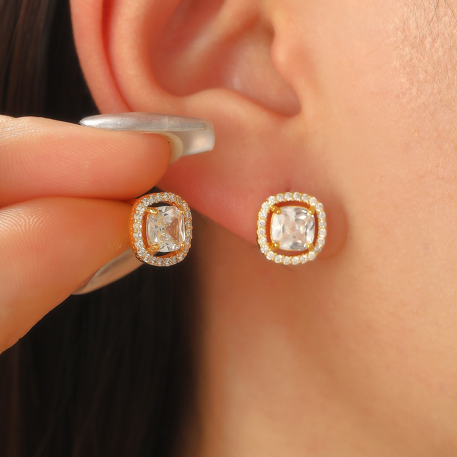 Earrings with a Sense of Sophistication, Simple Geometric Square Studs, Fashionable Earrings, Light Dia-Encrusted Sugar Cube Studs for Women