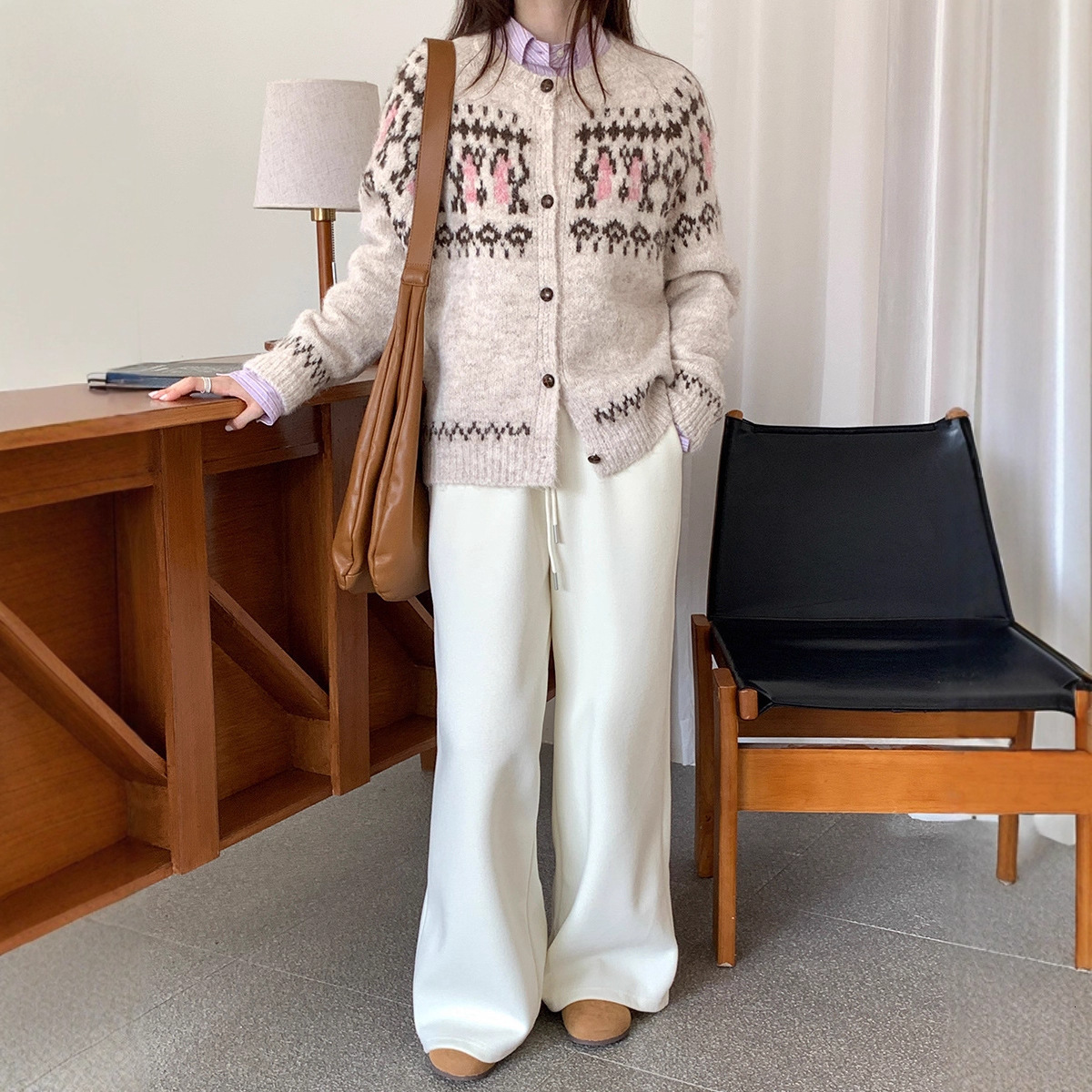 Designer sweater women's winter 2025 new Korean retro lazy loose slimming long sleeved knitted cardigan top