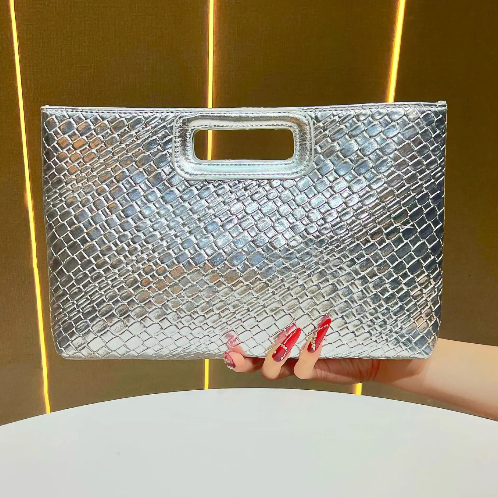 New Hot Sale Women Handbag Luxury Top Handle Tote with Chain Shoulder Bags Gold Leather Evening Clutch Purse for Dinner Party R251110