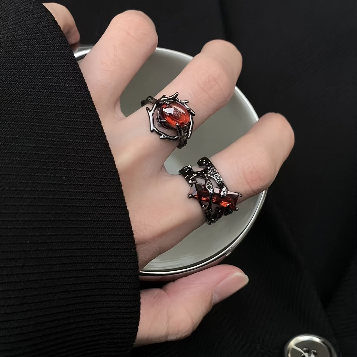 Designer Ring Fashion Ring European And American Style Dark Series Pomegranate Red Ring Couple Style Stackable Index Finger Ring Vintage Black Thorn O