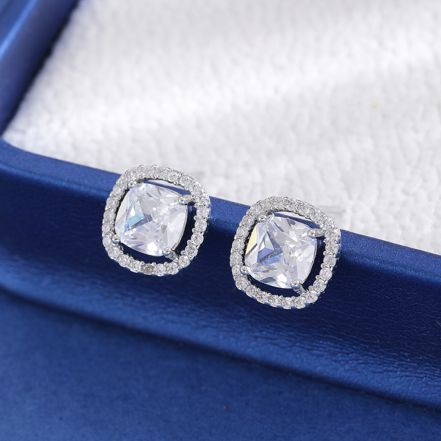 Earrings with a Sense of Sophistication, Simple Geometric Square Studs, Fashionable Earrings, Light Dia-Encrusted Sugar Cube Studs for Women