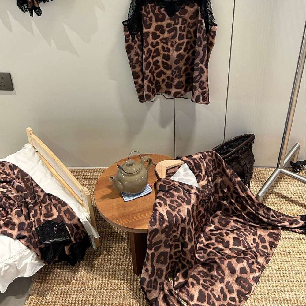 2025 Four-Piece Leopard Lace Sexy Camisole Nightdress with Chest Pads Spring Summer Thin Ice Silk Sets Wearable Outside Designer Pajamas Luxcury Autum