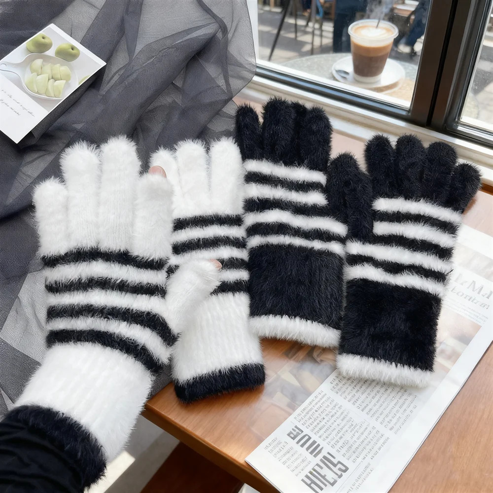 Winter Fashion Black and White Leopard Print Plush Knitted Gloves Adult Touch Screen Ins Riding Thickened Warm Five Fingers 251106