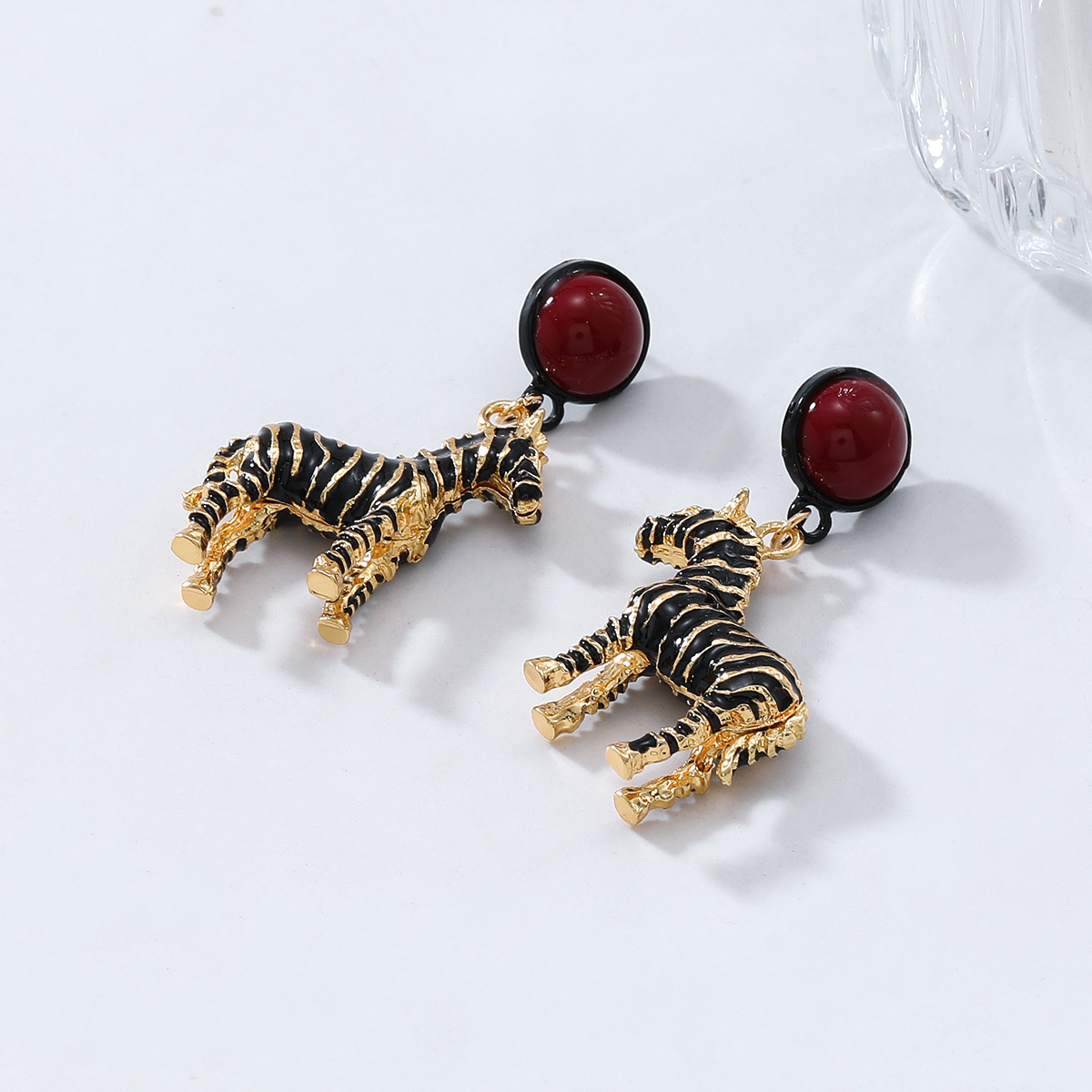 Exquisite Retro Summer Girl Fashion Temperament Earrings High End Alloy Drip Oil Pendant Zebra Earrings Animal Charm Gift Earrings