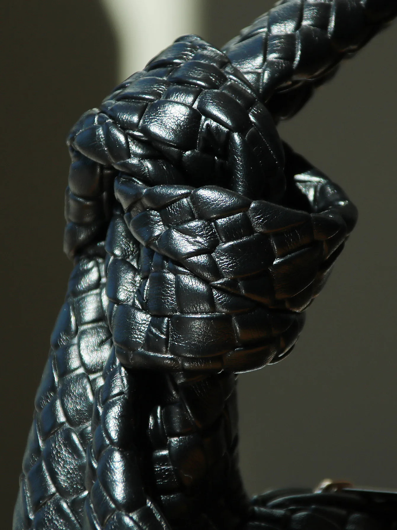 Highend woven womens bag 2024 fashionable versatile handbag Oneshoulder armpit knotted unique niche n retro 251110